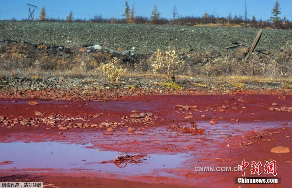 俄羅斯諾里爾斯克市是地球極地最北端的城市,位于北極圈以北402千米,這座城市一向以孤獨、寒冷和豐富的礦藏為世人所知。最近,當地一條名為Daldykan的河流突然變紅,讓這座城市再次引來關注,政府已經下令徹查。大家紛紛猜測,位于河流上游的一家重金屬冶煉廠是罪魁禍首。