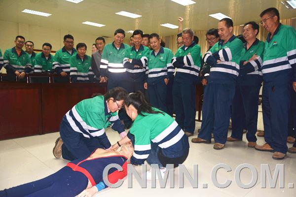 日前，金川集團(tuán)股份有限公司銅冶煉廠開展應(yīng)急器材及事故急救方法培訓(xùn)，分批次對(duì)管理、調(diào)度、維修和工程技術(shù)人員以及涉有毒有害氣體崗位操作、關(guān)鍵要害崗位控制室人員等280余人進(jìn)行了培訓(xùn)。