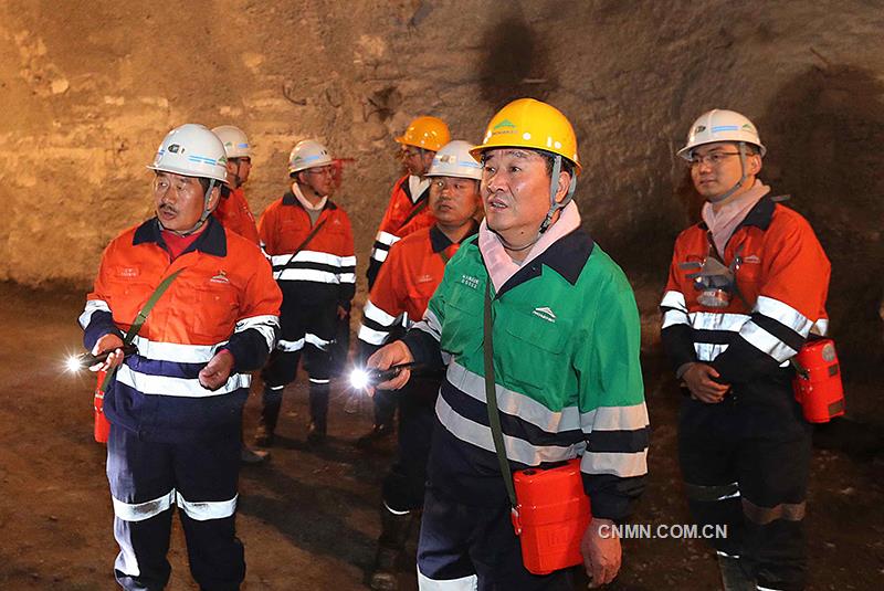 當鎳礦在甘肅的戈壁灘上被發現之后，來自全國各地的數千名工程技術專家、工人、民兵、解放軍匯聚于此，采礦煉鎳。與此同時，他們也在這茫茫戈壁灘上建起了一座工礦城市。那是一代人激情燃燒的歲月，凝聚成了創業者、奮斗者、開拓者的奮進精神。